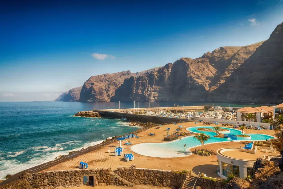 Los Gigantes cliffs and marina in west Tenerife – guide to Los Gigantes cannabis clubs and local rules